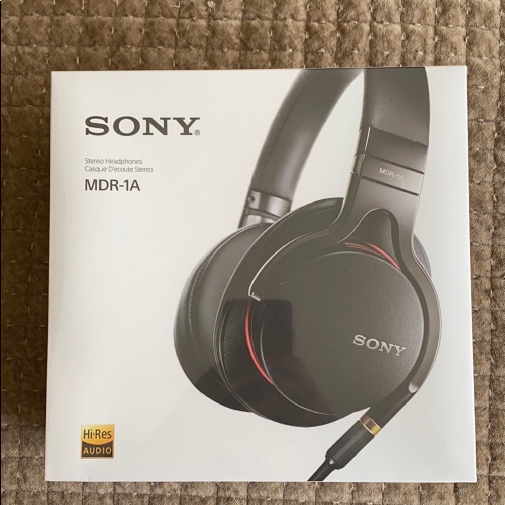 New!! Sony MDR-1A Stereo Headphones